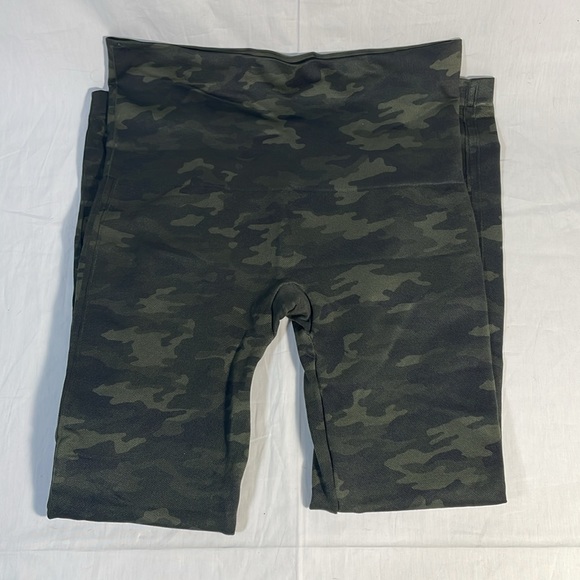 Spanx Look At Me Now Seamless Leggings in Green Camo Size Large - Picture 6 of 6